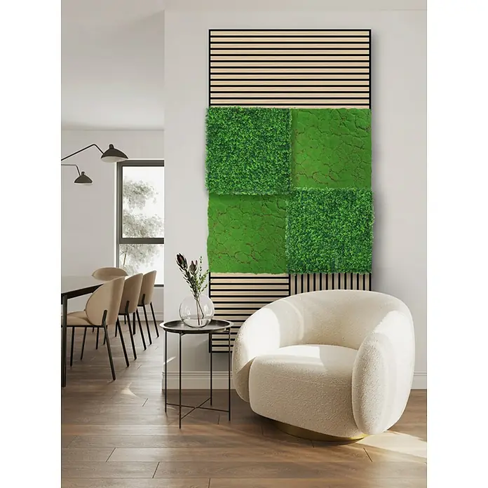 Jangal Wandpaneel Flora - Green Design Grass, 520 x 520 x 28 mm - Ein modernes Wohnzimmer mit einem Moos-Wandpaneel, einem cremefarbenen Sessel und einem Beistelltisch mit Blumen.
