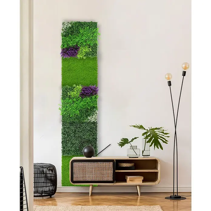 Jangal Wandpaneel Flora - Dark Green Design Buxus, 520 x 520 x 22 mm - Vertikaler Garten an der Wand mit üppigem Grün und lila Akzenten, der einem modernen Interieur einen Hauch von Natur verleiht.