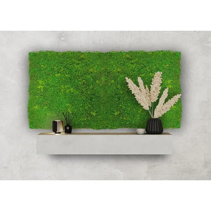 Jangal Wandpaneel Modular Wall Design Moos - Light Green Fibre, 520 x 520 mm - Wandbild mit Grünpflanzen und Dekorationen auf einem eleganten weißen Regal, das eine entspannende und stilvolle Atmosphäre schafft.