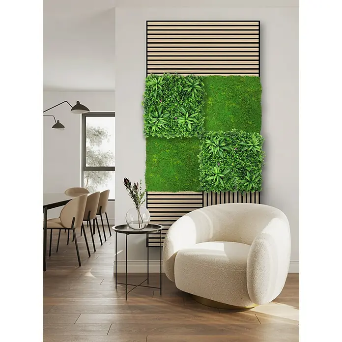 Jangal Wandpaneel Modular Wall Design Moos - Light Green Fibre, 520 x 520 mm - Wandpaneel mit vertikalem Garten und Holzlattenstruktur. Ein moderner Akzent, der Natur und Design in den Raum bringt, neben einem bequemen Sessel.