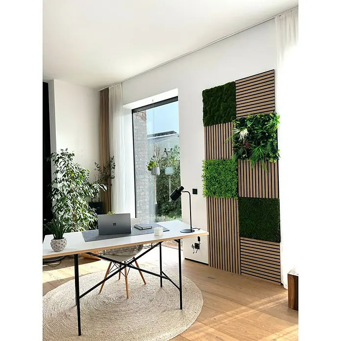 Jangal Wandpaneel Nature Design Flora - Podocarpus Tea Tree, 520 x 520 x 50 mm - Stilvolles Heimbüro mit Schreibtisch, Laptop und grüner Wanddekoration für eine angenehme Arbeitsatmosphäre.