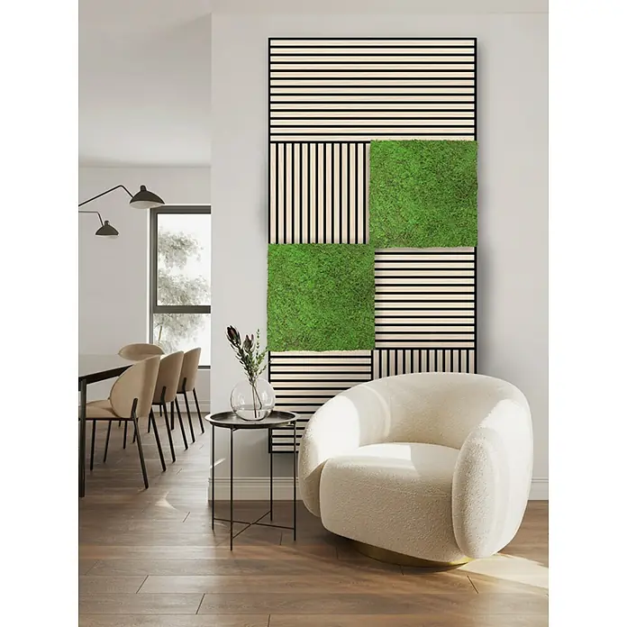 Jangal Wandpaneel Nature Design Flora - Green Ancient Tree, 520 x 520 x 20 mm - Einladendes Interieur mit einem stilvollen Sessel und einem dekorativen Wandpaneel mit Moos und Holzdetails, die dem Raum eine natürliche Note verleihen.