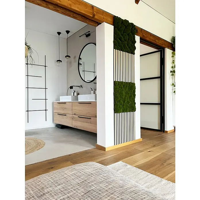 Jangal Akustikpaneel Modular Wall Furnier - Letea Oak, 520 x 520 x 10 mm - Innenaufnahme eines Badezimmers mit Mooswand. Das natürliche Element bringt einen frischen, lebendigen Aspekt in das moderne Baddesign.