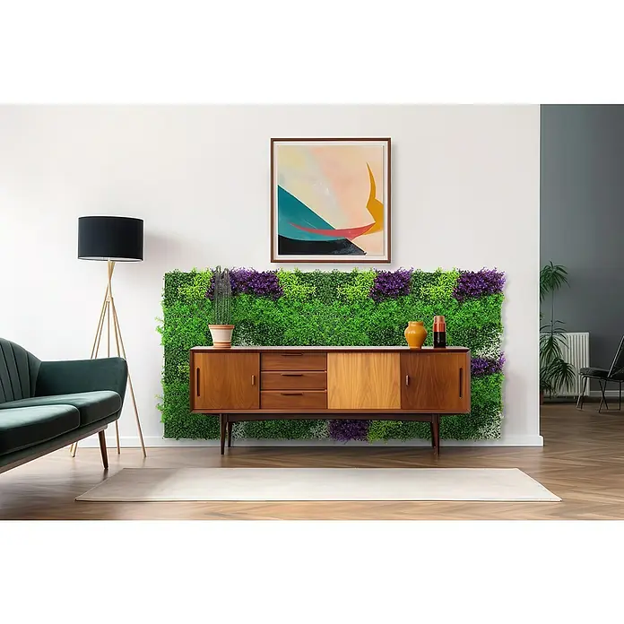 Jangal Wandpaneel Flora - Violet Mixed, 520 x 520 x 40 mm - Ein stilvolles Interieur mit einem Sideboard vor einer grünen Wand, dekoriert mit einer Pflanze und einer abstrakten Malerei für ein modernes Ambiente.