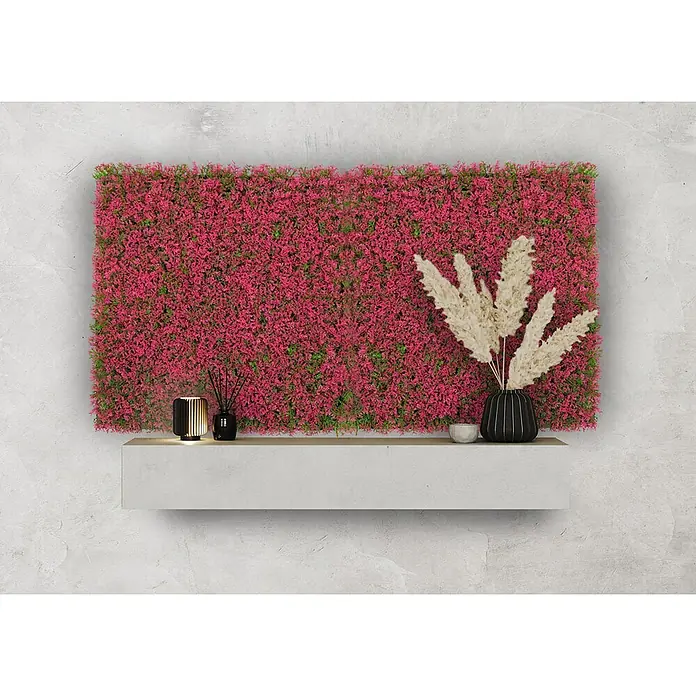 Jangal Wandpaneel Flora - Pink Design Grass, 520 x 520 x 28 mm - Wanddekoration mit roter Pflanzenwand, stilvoller Lampe, Duftstäbchen und Vase mit Trockenblumen auf einem schwebenden Regal vor einer grauen Wand.