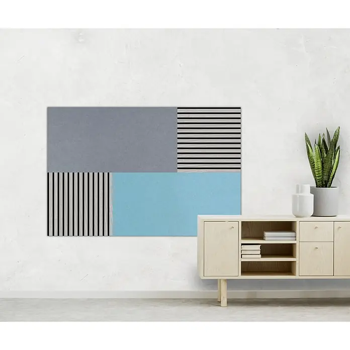 Jangal Wandpaneel Modular Wall PET Filz - Grey, 1.040 x 520 x 6 mm - Ein abstraktes Wandkunstwerk mit geometrischen Formen in Grau, Blau und Schwarz-Weiß-Streifen hängt über einem Sideboard.