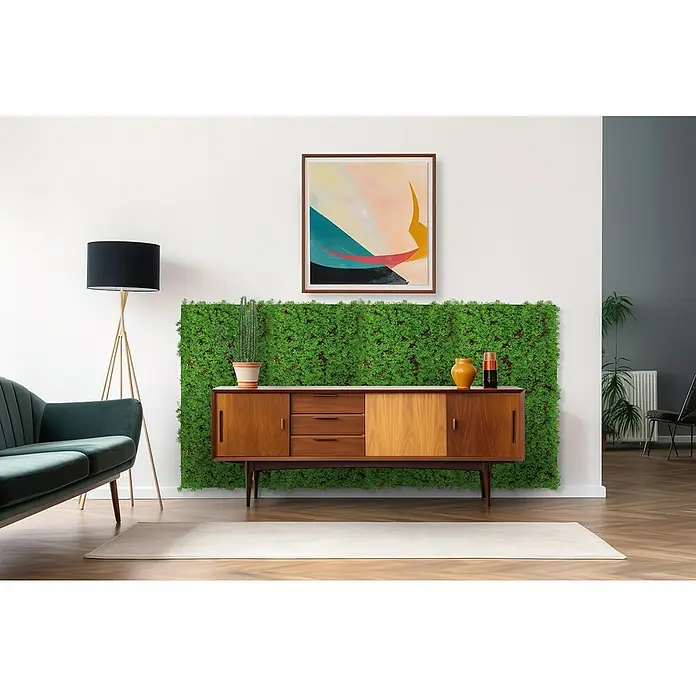 Jangal Wandpaneel Nature Design Flora - Thuja Tea Tree, 520 x 520 x 60 mm - Wohnzimmer mit stilvoller Kommode vor einer grünen Mooswand, darüber ein abstraktes Gemälde. Elegantes Interieur mit modernem Touch.