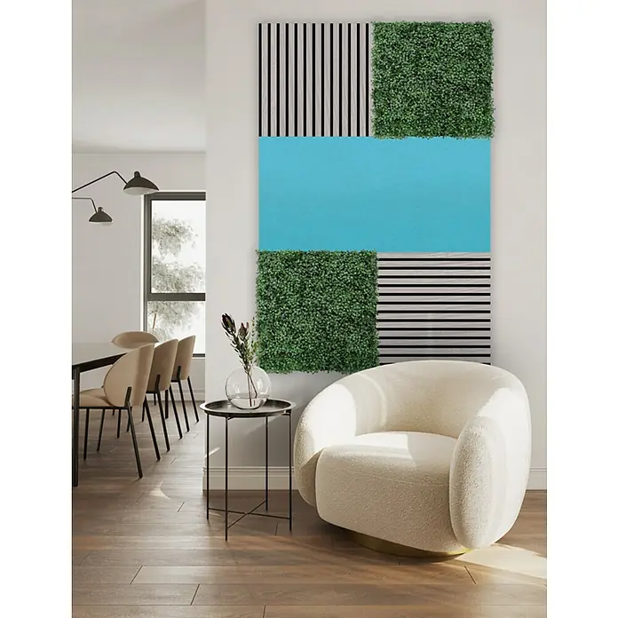 Jangal Akustikpaneel Modular Wall Furnier - Oulanka Oak, 520 x 520 x 10 mm - Ein stilvoller Innenraum mit einem beigen Sessel, einem Beistelltisch mit Blumenvase und einer dekorativen Wandgestaltung.