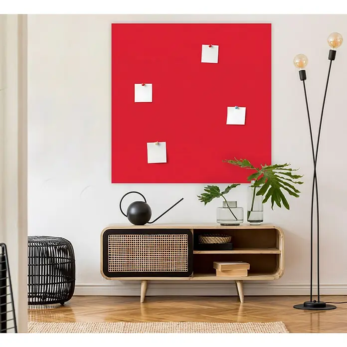 Jangal Wandpaneel Modular Wall PET Filz - Red, 1.040 x 520 x 6 mm - Ein helles Interieur mit einem roten Memoboard an der Wand, unter dem sich ein Lowboard mit Deko und Beleuchtung befindet.