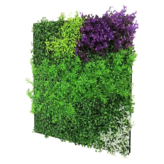 Jangal Wandpaneel Flora - Violet Mixed, 520 x 520 x 40 mm - Künstliche grüne Wandpaneele mit verschiedenem Grünlaub, akzentuiert mit lila und weißen Blüten.