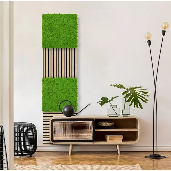 Jangal Wandpaneel Modular Wall Moos - Lime Green, 520 x 520 x 30 mm - Hohe Wanddekoration mit abwechselnden Abschnitten aus leuchtend grünem Moos und natürlichen Holzlatten in einem modernen Interieur.