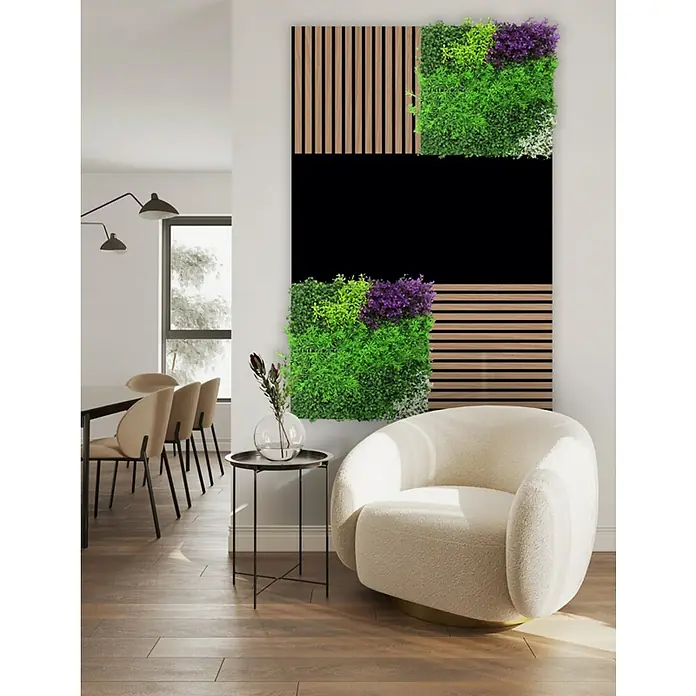 Jangal Wandpaneel Flora - Violet Mixed, 520 x 520 x 40 mm - Ein gemütlicher Sessel in einem modernen Wohnzimmer mit einem einzigartigen Wanddekor mit Pflanzen und Holzdetails.