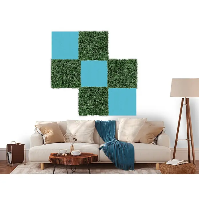 Jangal Wandpaneel Modular Wall PET Filz - Blue, 520 x 520 x 6 mm - Ein Arrangement aus blauen und grünen Wandpaneelen über einem Sofa. Die Paneele verleihen dem Raum eine natürliche und moderne Note.