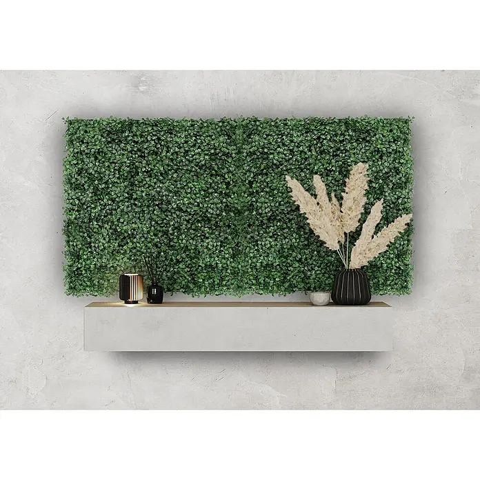 Jangal Wandpaneel Flora - Dark Green Design Buxus, 520 x 520 x 22 mm - Eine grüne Pflanzenwand mit Dekorationen auf einem Regal, die eine beruhigende und natürliche Atmosphäre schafft.