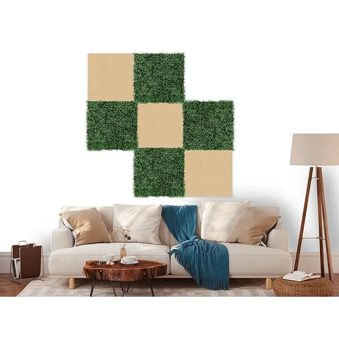 Jangal Wandpaneel Modular Wall PET Filz - Cream, 520 x 520 x 6 mm - Dekoratives Wandpaneel mit abwechselnden Gras- und Holzquadraten über einem Sofa, das eine moderne und natürliche Atmosphäre schafft.