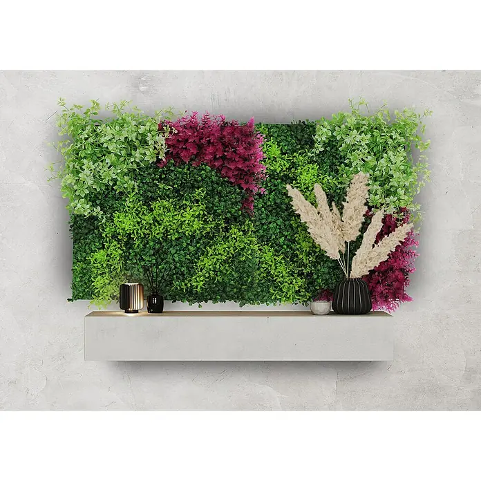 Jangal Wandpaneel Flora - Pink Mixed Flora, 520 x 520 x 40 mm - Wanddekoration mit grünen und roten Pflanzen, kombiniert mit stilvollen Vasen und Kerzen auf einem schwebenden Regal.