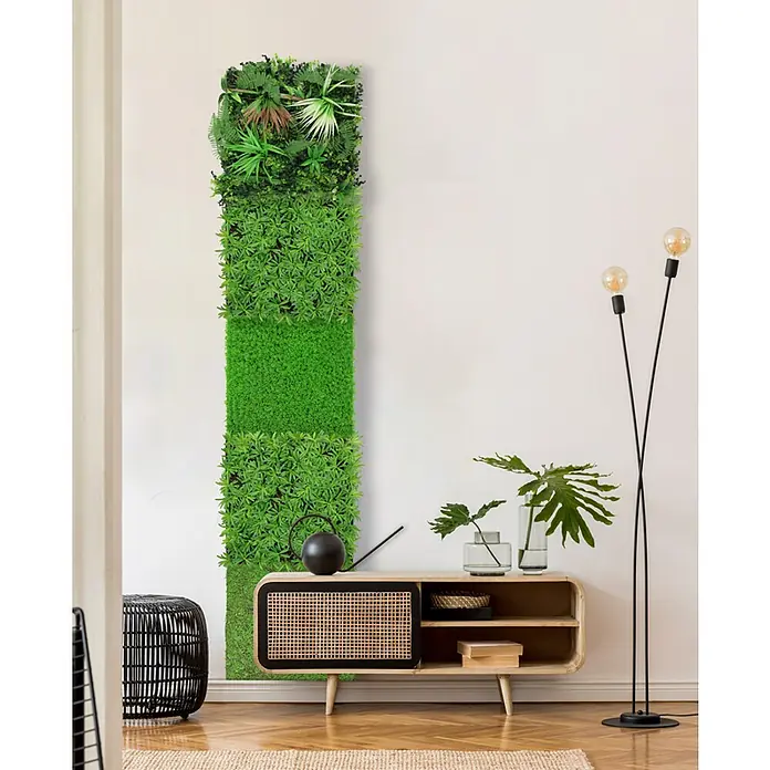 Jangal Wandpaneel Nature Design Flora - Podocarpus Tea Tree, 520 x 520 x 50 mm - Wandbild mit vertikal angeordneten, grünen Kunstrasenpaneelen in verschiedenen Texturen, für eine naturinspirierte Dekoration.