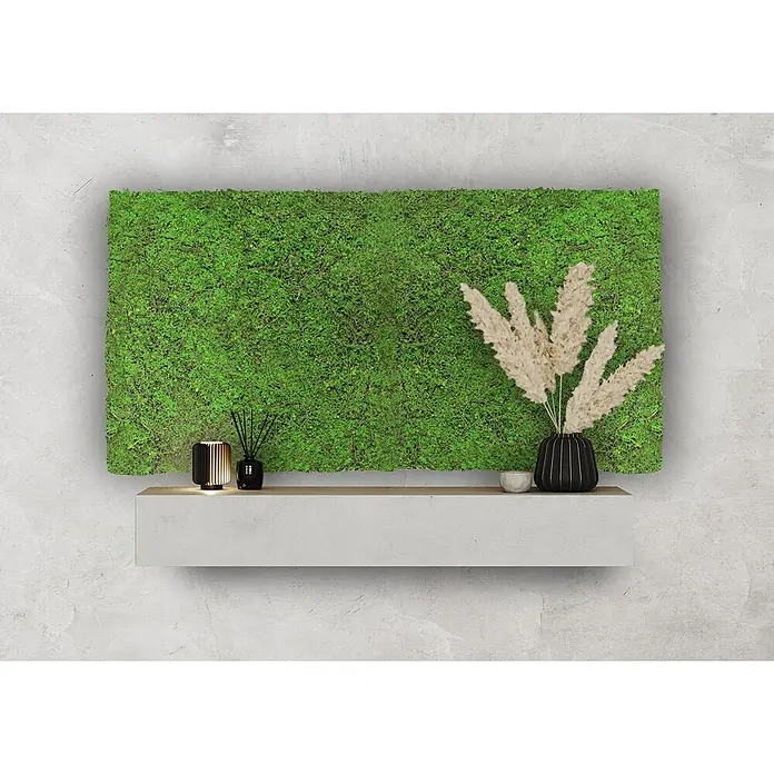 Jangal Wandpaneel Nature Design Flora - Green Ancient Tree, 520 x 520 x 20 mm - Wanddekoration mit großem Moosbild, das über einem weißen Regal hängt, auf dem eine Lampe, eine Vase mit Pampasgras und ein Duftspender stehen.