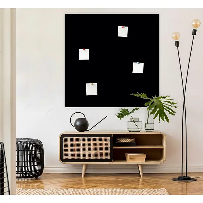 Jangal Wandpaneel Modular Wall PET Filz - Black, 1.040 x 520 x 6 mm - Ein stilvoller Raum mit einem schwarzen Memoboard an der Wand, ergänzt durch eine Kommode und dekorative Elemente.