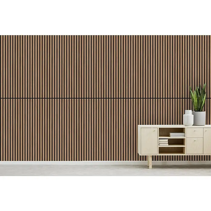 Jangal Akustikpaneel Modular Wall Furnier - Davert Oak, 1.040 x 520 x 10 mm - Eine Nahaufnahme einer Wandverkleidung mit Holzlatten, die eine moderne und natürliche Ästhetik in den Raum bringt. Das Sideboard bietet Stauraum.