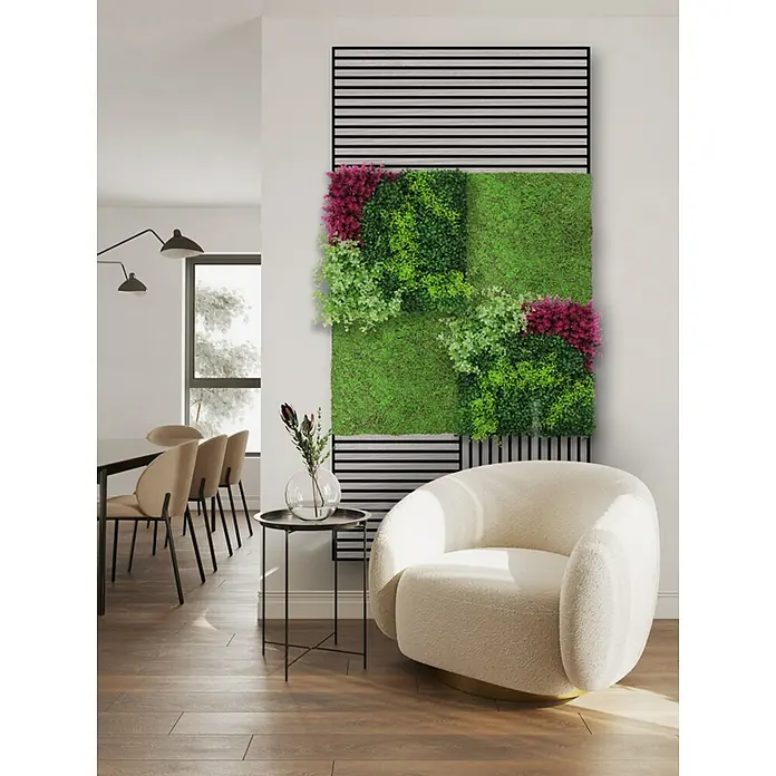 Jangal Wandpaneel Nature Design Flora - Green Ancient Tree, 520 x 520 x 20 mm - Innenaufnahme mit einem modernen Wohnzimmer, das mit einem grünen Wandpaneel und einem bequemen Sessel dekoriert ist.