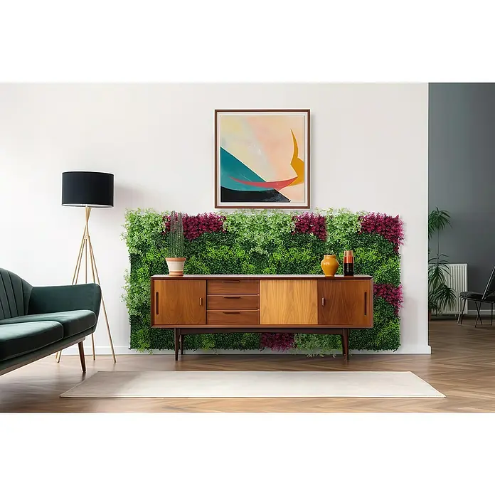 Jangal Wandpaneel Flora - Pink Mixed Flora, 520 x 520 x 40 mm - Elegantes Wohnzimmer mit einem grünen Pflanzenwandpaneel hinter einem stilvollen Sideboard und einem abstrakten Gemälde darüber.