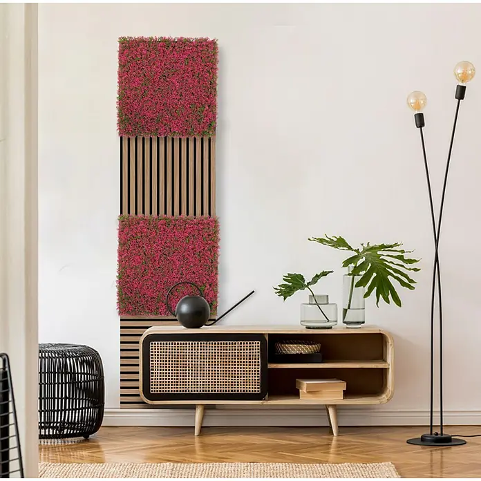 Jangal Wandpaneel Flora - Pink Design Grass, 520 x 520 x 28 mm - Moderne Wohnraumgestaltung mit vertikalem Wandpaneel, kombiniert aus Holzlamellen und künstlichem Grün, neben einem Sideboard.