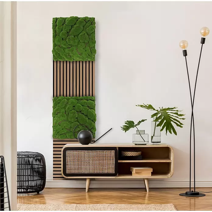 Jangal Wandpaneel Modular Wall Moos - Forest Green Big Bulk, 520 x 520 x 30 mm - Rechteckige Wandpaneele mit grünen Moosabschnitten und Naturholzleisten, vertikal an einer Wand montiert.