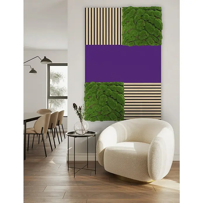 Jangal Akustikpaneel Modular Wall Furnier - Fanal Oak, 520 x 520 x 10 mm - Wanddekoration mit Moos und vertikalen Holzlatten über einer violetten Fläche. Das Design verleiht dem Raum einen natürlichen Touch.