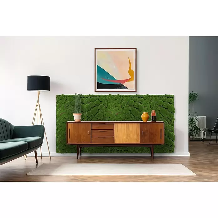 Jangal Wandpaneel Modular Wall Moos - Forest Green Big Bulk, 520 x 520 x 30 mm - Grüne Mooswandplatte verleiht einem Holzsideboard in einem modernen Wohnzimmer natürliche Textur.
