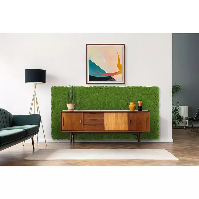 Jangal Wandpaneel Modular Wall Moos - Forest Green Bulk, 520 x 520 x 30 mm - Grünes konserviertes Mooswandpaneel, hinter einem Holzsideboard in einem stilvollen Wohnzimmer montiert.
