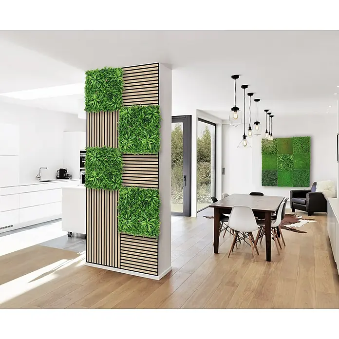 Jangal Wandpaneel Flora - Tropical Mixed, 520 x 520 x 40 mm - Dekorative Mooswandpaneele mit Holzlatten in einem modernen Interieur, die ein natürliches Flair in den Raum bringen.