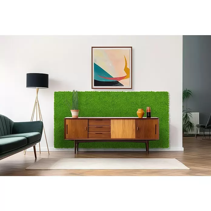 Jangal Wandpaneel Modular Wall Moos - Lime Green, 520 x 520 x 30 mm - Große rechteckige grüne Mooswandplatte hinter einem Holzschrank.
