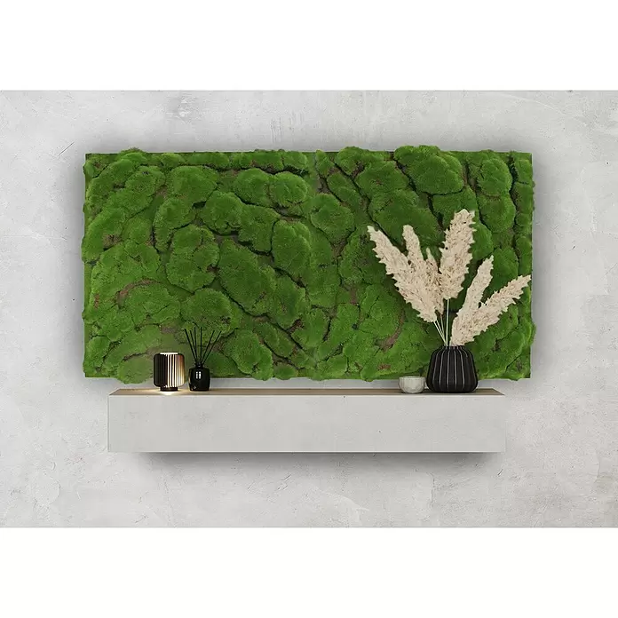 Jangal Wandpaneel Modular Wall Moos - Forest Green Big Bulk, 520 x 520 x 30 mm - Großes rechteckiges Wandkunstpaneel aus leuchtend grünem konserviertem Moos, über einem hellen Regal mit Dekoartikeln montiert.