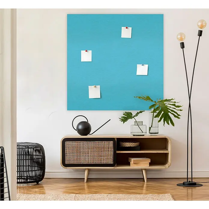 Jangal Wandpaneel Modular Wall PET Filz - Blue, 1.040 x 520 x 6 mm - Stilvolles Interieur mit einem Sideboard aus hellem Holz, einer blauen Pinnwand und einer eleganten Stehlampe, die eine wohnliche Atmosphäre schafft.