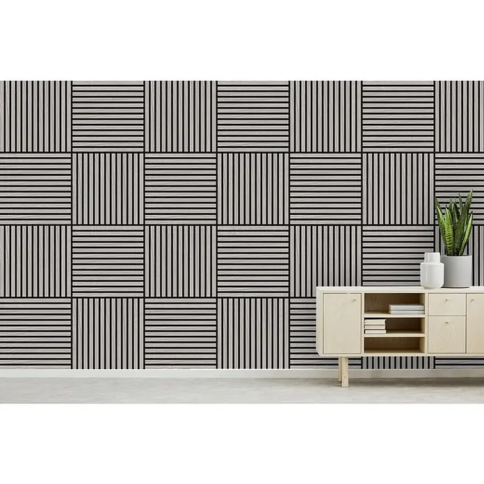 Jangal Akustikpaneel Modular Wall Furnier - Oulanka Oak, 520 x 520 x 10 mm - Wandpaneele mit Holzlattenmuster hinter einem Sideboard.