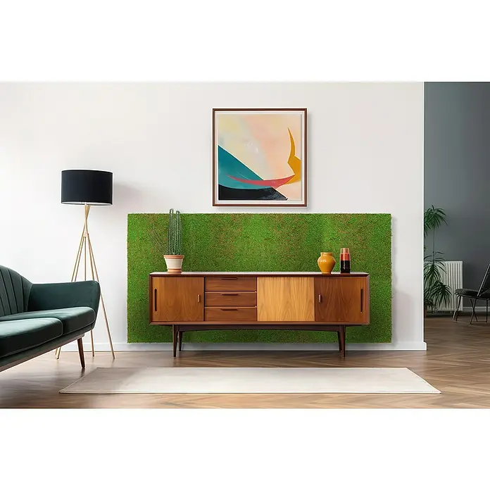 Jangal Wandpaneel Nature Design Flora - Green Ancient Tree, 520 x 520 x 20 mm - Elegantes Wohnzimmer mit einem Vintage-Sideboard aus Holz, das mit einer grünen Mooswand und abstrakter Kunst kombiniert ist.