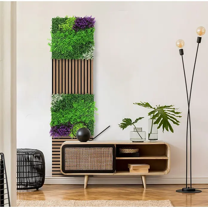 Jangal Wandpaneel Flora - Violet Mixed, 520 x 520 x 40 mm - Ein stilvolles Interieur mit einem vertikalen Gartenpaneel, das die Wand schmückt und eine natürliche Atmosphäre in den Raum bringt.