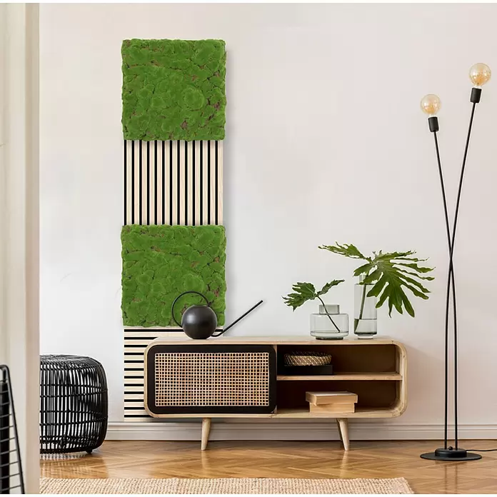 Jangal Wandpaneel Modular Wall Moos - Forest Green Bulk, 520 x 520 x 30 mm - Hohes, rechteckiges Wandpaneel mit abwechselnden Abschnitten aus leuchtend grünem Moos und hellen Holzlamellen in einem modernen Raum.