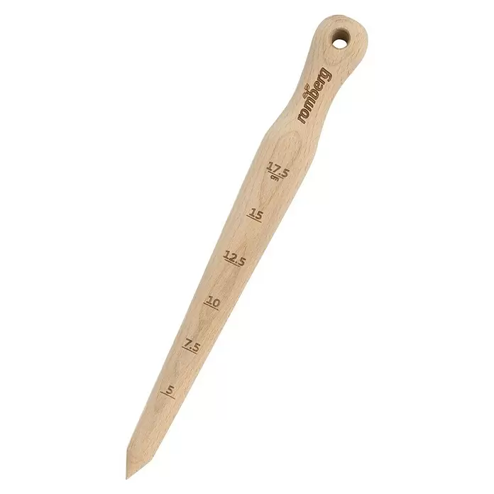 Romberg Pflanzholz - 27 cm - Heller Holz-Pflanzholz mit eingravierten Tiefenmaßen (5-17,5 cm) und Romberg-Logo.