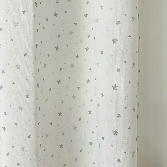 Cortina con ollaos Estrellas - An x Al: 140 x 260 cm, Gris, Textil - Primer plano de una tela de cortina blanca con delicadas estrellas grises y zarcillos juguetones para un ambiente suave en la habitación de los niños.