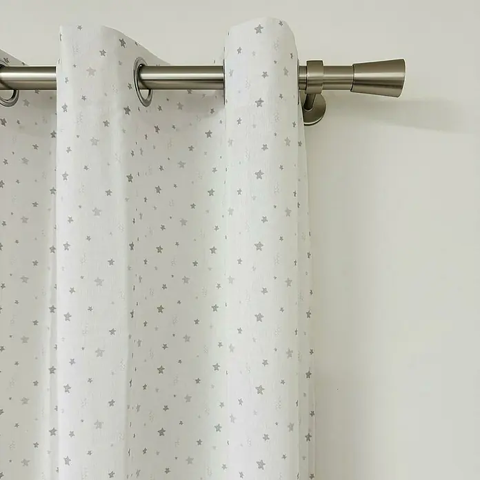 Cortina con ollaos Estrellas - An x Al: 140 x 260 cm, Gris, Textil - Cortina con estampado de estrellas y colgadores de ojal plateados, colgada de una barra de cortina de metal con remates decorativos.