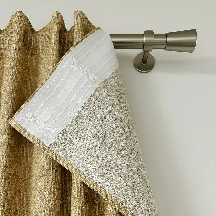 Cortinas pasabarra Kioly - An x Al: 140 x 260 cm, Mostaza, Materiales naturales - Primer plano de una cortina elegante con una textura fina y un sistema de barra de cortina moderno que combina diseño y funcionalidad.