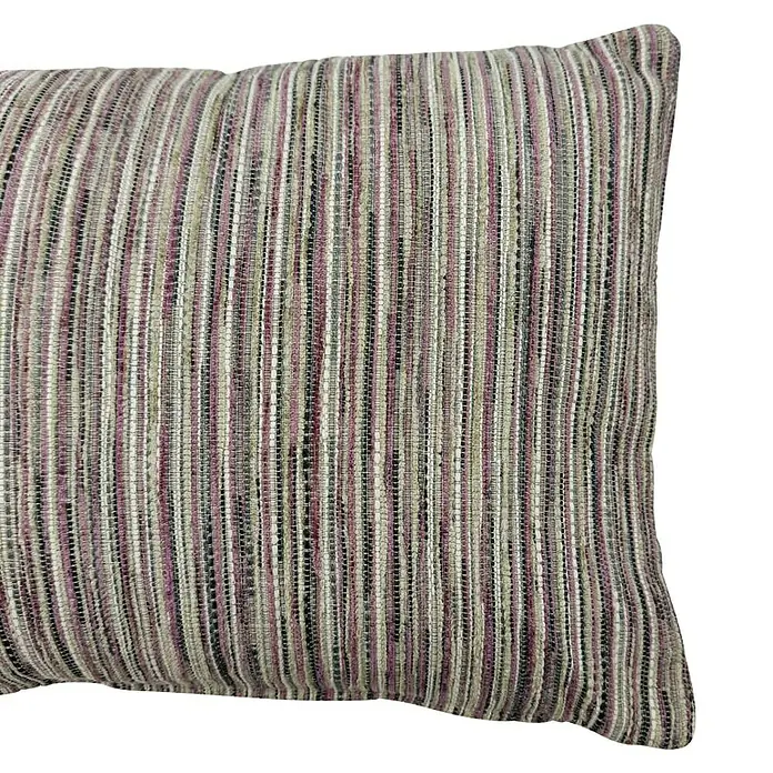 Cojín Munir - 50 x 30 cm, Textil, Rosa, Rectangular - Primer plano de un cojín decorativo con rayas verticales en tonos de morado, beige y gris, añadiendo un toque elegante.