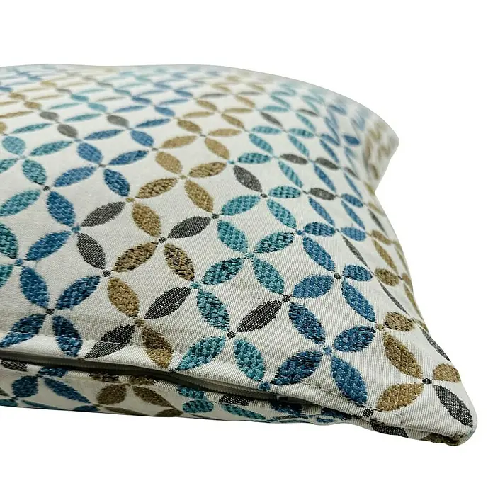 Cojín Yunus - 45 x 45 cm, Textil, Azul, Cuadrado - Cojín decorativo con patrón geométrico azul, marrón y gris sobre tela crema, con cremallera visible.