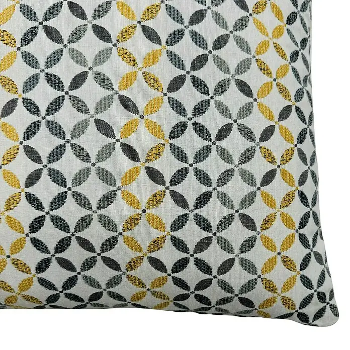 Cojín Yunus - 45 x 45 cm, Textil, Mostaza, Cuadrado - Primer plano de un cojín decorativo con un patrón floral geométrico en amarillo y gris sobre un fondo blanco.