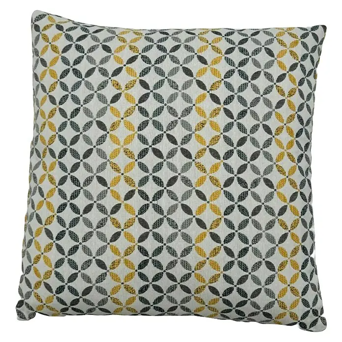 Cojín Yunus - 45 x 45 cm, Textil, Mostaza, Cuadrado - Primer plano de un cojín cuadrado con un elegante patrón floral repetido en tonos de gris y dorado sobre un fondo blanco.