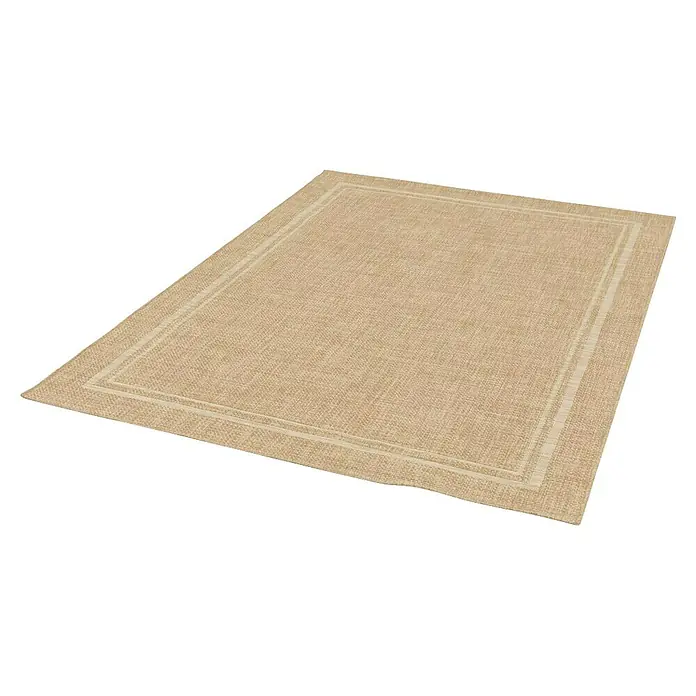 Alfombra exterior In&Out Guinea - Beige, 120 x 170 cm, Polipropileno - Imagen detallada de una alfombra rectangular beige con un borde estrecho y más claro, sobre un fondo negro.
