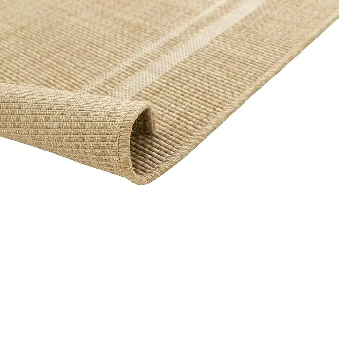 Alfombra exterior In&Out Guinea - Beige, 120 x 170 cm, Polipropileno - Primer plano de una alfombra beige a rayas con un borde enrollado sobre un fondo negro.