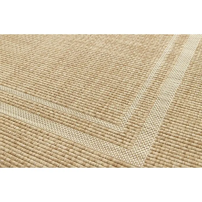 Alfombra exterior In&Out Guinea - Beige, 120 x 170 cm, Polipropileno - Primer plano de una alfombra de sisal beige con doble borde claro, que ofrece un diseño elegante y natural para cualquier habitación.